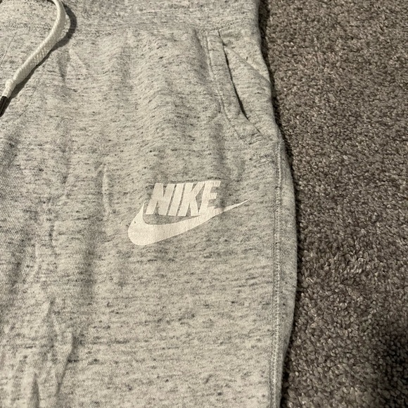 Lightweight cropped Nike joggers. GUC - Picture 2 of 3